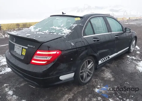 2014 Mercedes-Benz C 300 Luxury 4Matic/Sport 4Matic z USA, uszkodzony, nr VIN WDDGF8ABXER305977